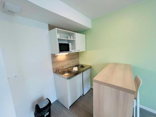 Barbatre Apartment | We Live In R - Suite 203