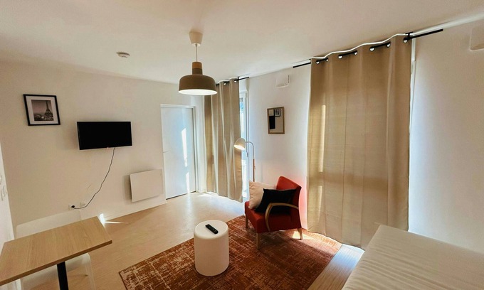 Barbatre Apartment | We Live In R - Suite 304