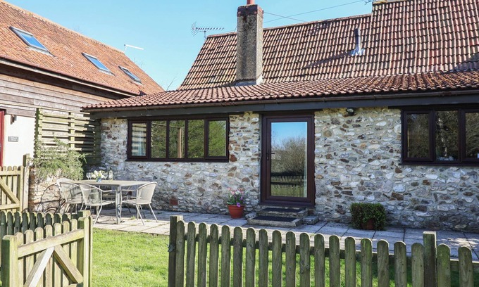 Honiton Cottage | WEATHERVANE COTTAGE, pet friendly, with open fire in Upottery