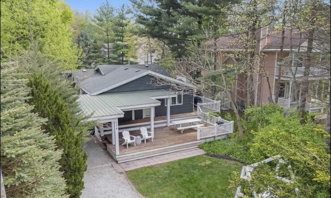 South Haven House | Webster Cottage - 1 minute walk to beach!