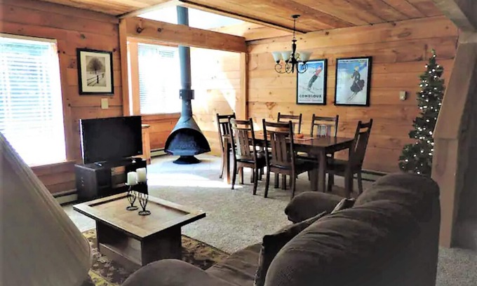 Seven Springs House | Weekday Discounts; Free Shuttle to Slopes/Lodge