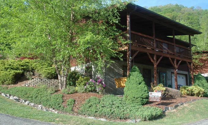 Maggie Valley Cabin | WEEKEND AUGUST OPENINGS; Mt Views, Attached Garage, Flat Paved Parking, Pet Fee.