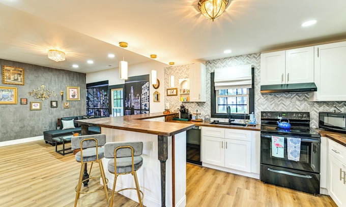 Cornelius House | Weekend Getaway in Cornelius: Walk to Dining!