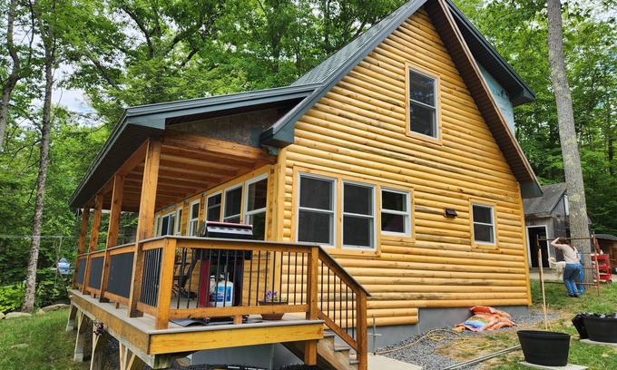 Albion House | Weekly discounts avail. Get away at this New house on Lovejoy Pond in Albion