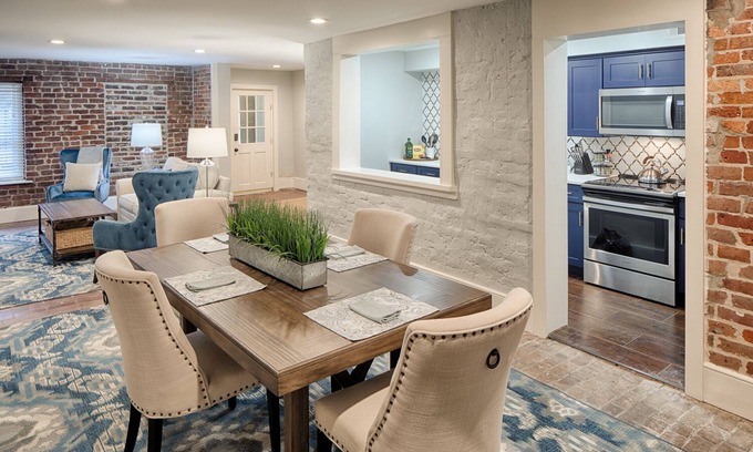 Historic Downtown Savannah House | WEEKNIGHT DICOUNTS! Garden Suite in 1850s Rowhouse, steps from Forsyth Park!