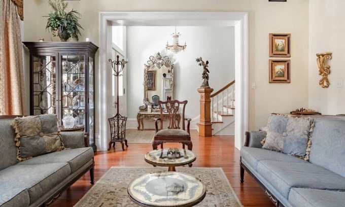 Historic Downtown Savannah House | WEEKNIGHT DISCOUNTS! The Wedding Cake Mansion allows Large Groups & Families!