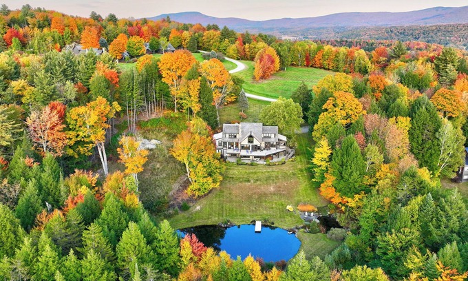 Stowe Area House | Weeks Hill Meadows: 5 br, fireplace, a/c, hot tub, views!