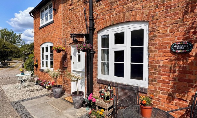 Bromsgrove Cottage | Weighbridge House – 4-Bedroom Canal-Side Cottage in Tardebigge