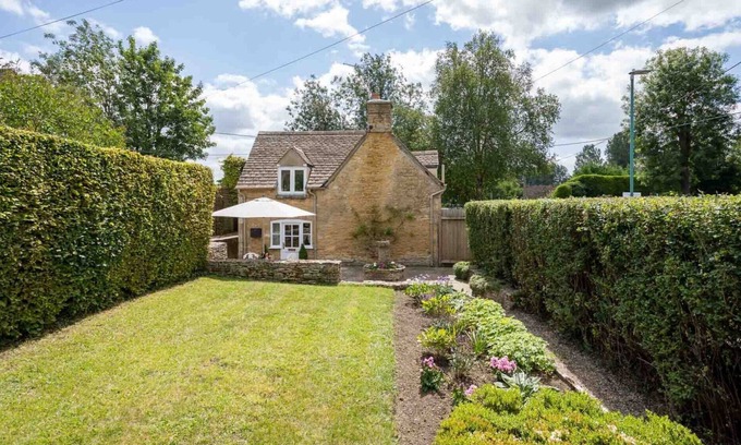 Bourton Cottage | WEIR COTTAGE, family friendly, with open fire in Bourton-On-The-Water