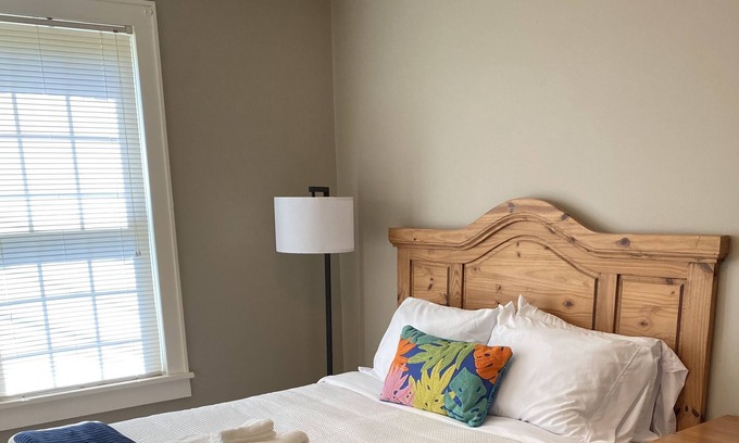 Hot Springs House | WELCOME PATRIOTS! WALK 3 blocks to Bathhouse Row!