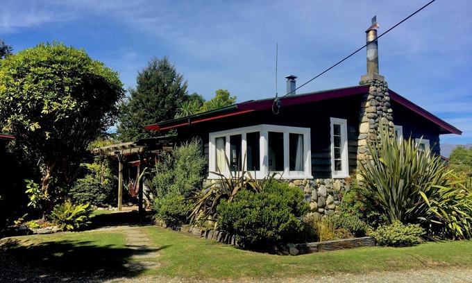 Manapouri House | Welcome Home Cottage, Manapouri, Fiordland