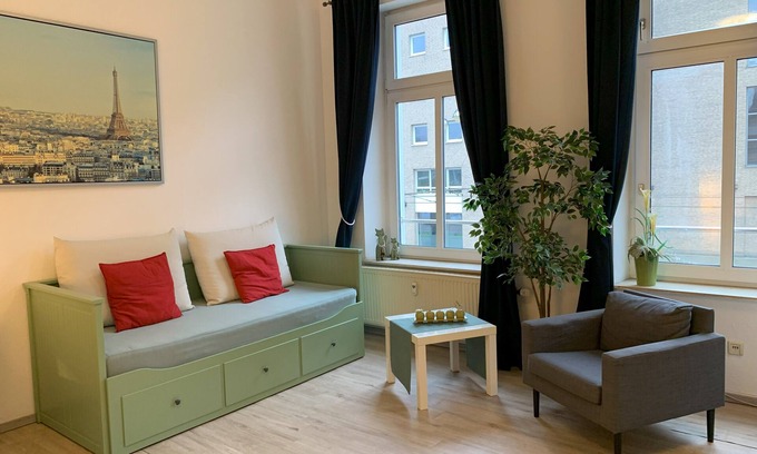 Krefeld Apartment | Welcome Home in the heart of Krefeld - directly at the main train station