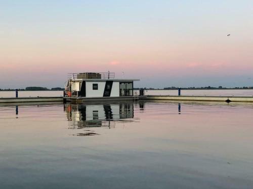 Offingawier Apartment | Welcome in - Houseboat Earrebarre aan het Sneekermeer met dakterras, prachtig uitzicht