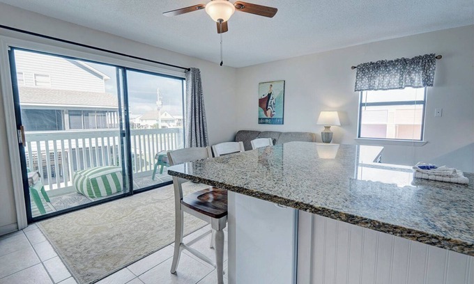 Gulf Shores Condo | Welcome to beautiful Gulf Shores! *Location! Location! Location!* #TheHangout