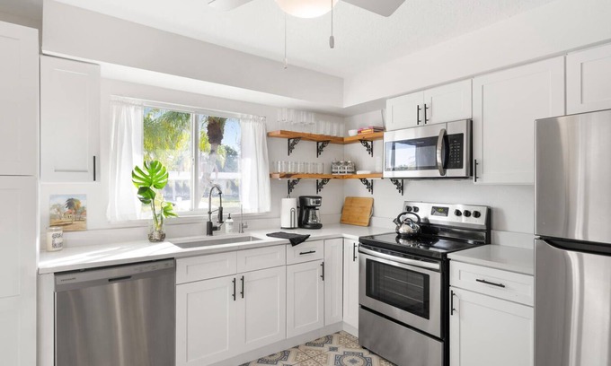 Gulf Gate Estates House | Welcome to Beautiful Sarasota and the Gulf Gate Getaway - 2 Miles to Siesta Key!