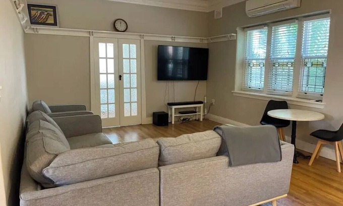 Turvey Park Apartment | Welcome to 'Best Wagga Accommodation': Cheerful 3 bedroom home.