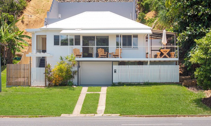 Meikleville Hill House | Welcome to Keppel View, your ultimate beachside retreat!