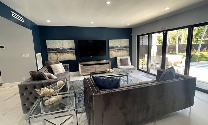 South Lake House | Welcome to Paradise! 1 mile to beach heated pool!