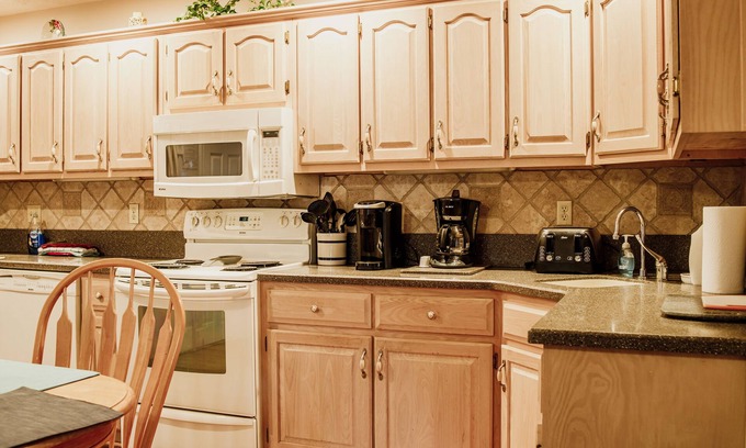 Sloans Valley Condo | Welcome to Paradise by the Pool – Your Condo Getaway