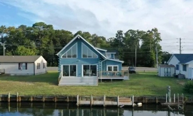 Selbyville Cabin | Welcome to the Blue Crabin in Fenwick Island with four bedrooms and four baths!