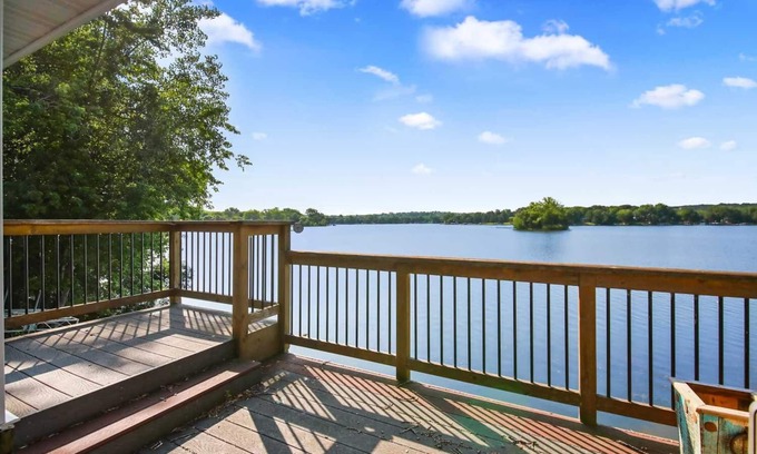 Burnsville House | Welcome to The Cottage on Crystal Lake!