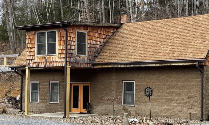 Flat Top House | Welcome to The Lodge ! Amazing location !