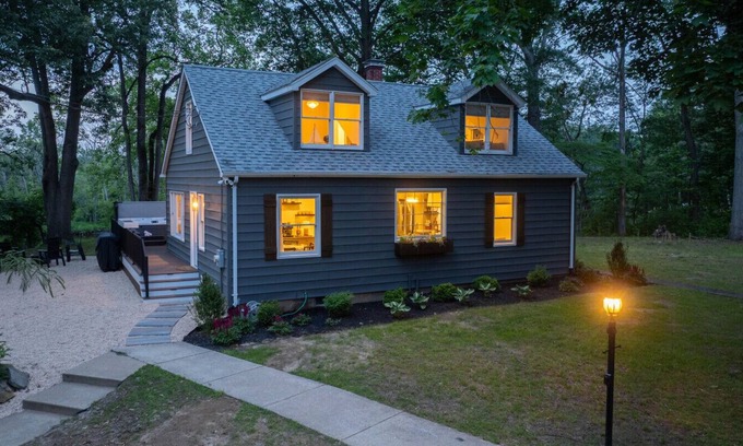 Golts House | Welcome to the secluded waterfront oasis