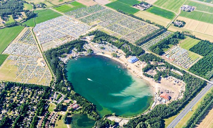 Ewijk House | Welcome to this beautiful cottage near a lake.