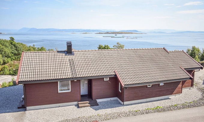 Hervik House | Welcome to this great vacation home in idyllic Liarvåg in Tysvær.