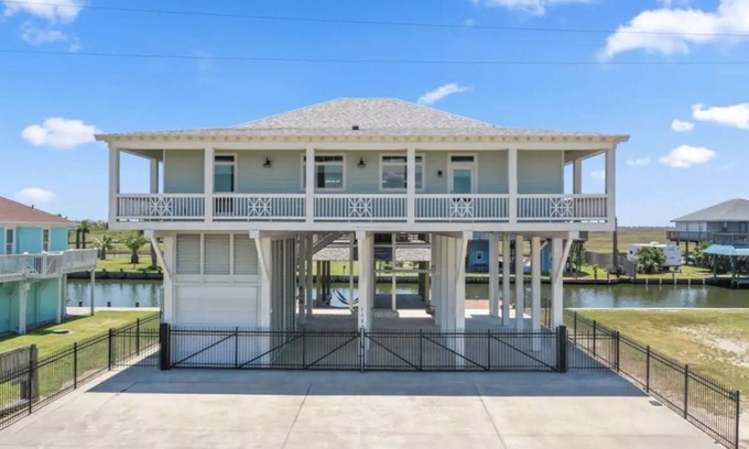 Port Bolivar Cabin | Welcome to your waterfront bliss!