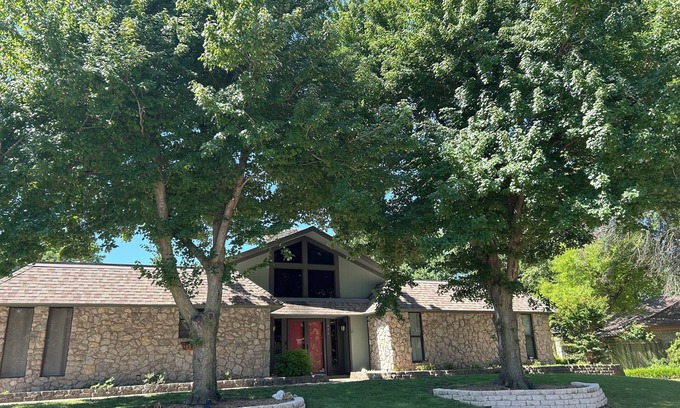 Norman House | Welcome to your backyard Oasis, right next to OU. Boomer Sooner!