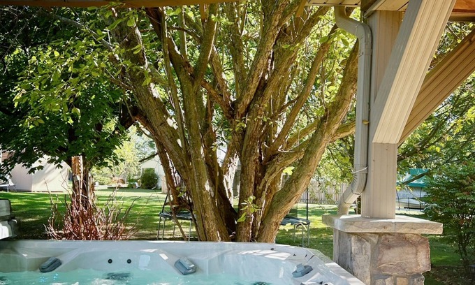 Mundy Township House | Welcome to your charming Michigan retreat home ! Relaxing hot tub!