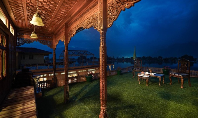 Nagin Bagh Hotel | WelcomHeritage Gurkha Houseboats