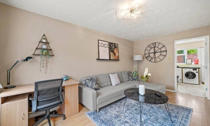 Wootton Apartment | Welcoming 3 Bed house Sleeps 6, with Parking