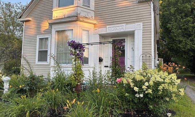 Rockland Apartment | Welcoming 2-bdrm 2 bath w/AC in charming Rockland just steps to Rockland Harbor