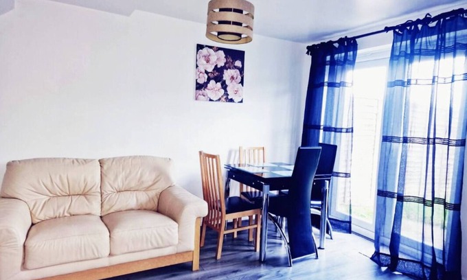 Laindon House | Welcoming 2-bedroom home with free WI-FI & Parking