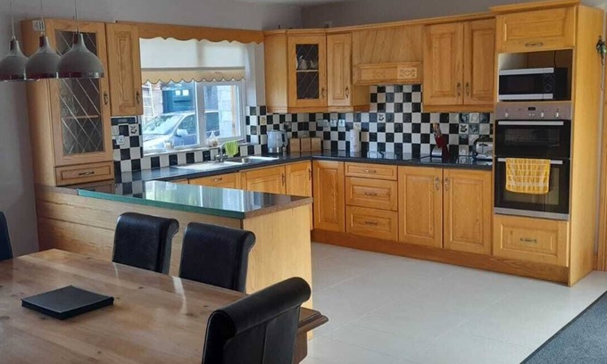 Ardnatrush House | Welcoming 3-bedroom 2 bed on suite bungalow with WiFi and sky tv in Kilgarvan