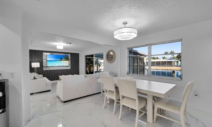 Matlacha House | Welcoming 3-bedroom new house, pool table& dock!