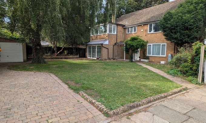 St. Margarets and North Twickenham House | Welcoming 5-bedroom house with WiFi in Twickenham