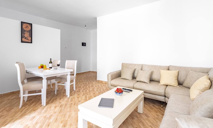 Lezhe Apartment | Welcoming AC one-bedroom with veranda - Dodo et Tartine