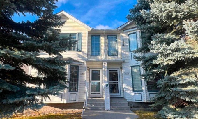 Signal Hill House | Welcoming atmosphere| 1 Master bedroom &2 Private Rooms | Shared Spaces