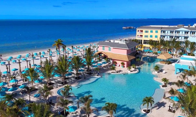 Fort Myers Beach Resort | Welcoming Beach Hideaway Perfect for Sunny Relaxation