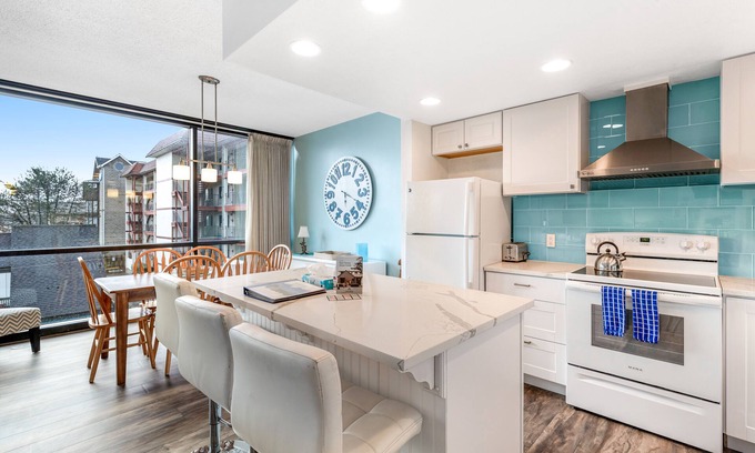 Seaside Condo | Welcoming condo steps to the beach with ocean views - dog-friendly