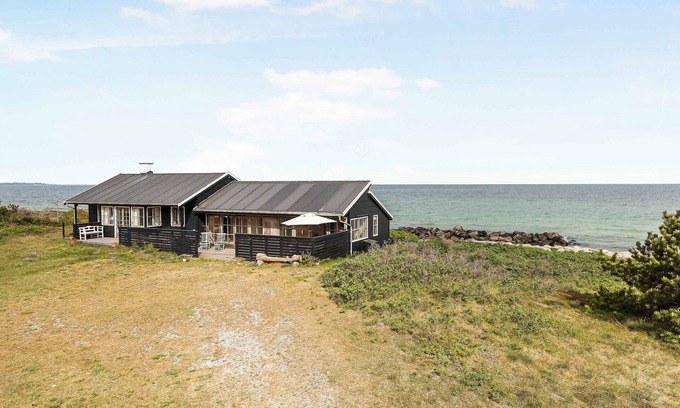 Rrvig House | Welcoming holiday home right down to the water