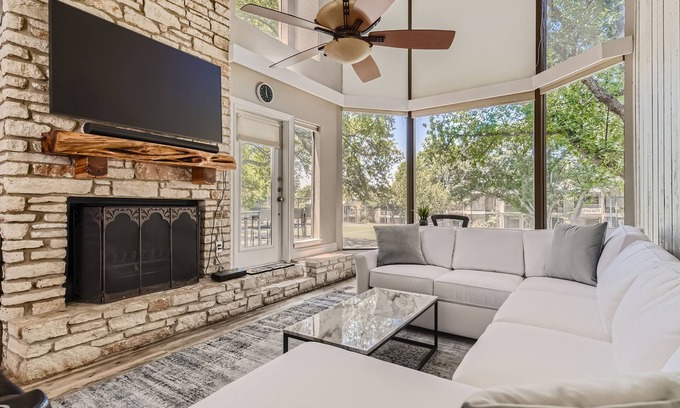 Lakeway House | Welcoming Home for Tennis Lovers & Outdoor Escapes
