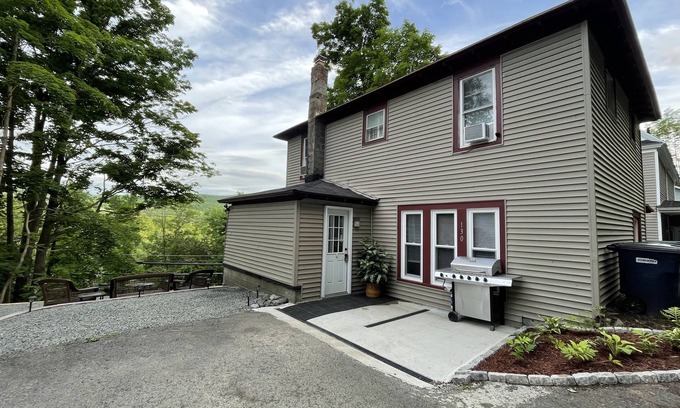 Oneonta House | Welcoming Home on a Hill 5 minutes from All Star Village