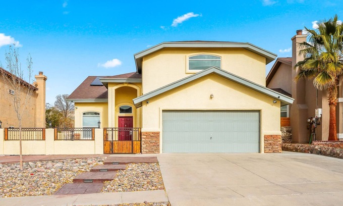 El Paso House | Welcoming home that rests in the shadows of The Franklin Mountains