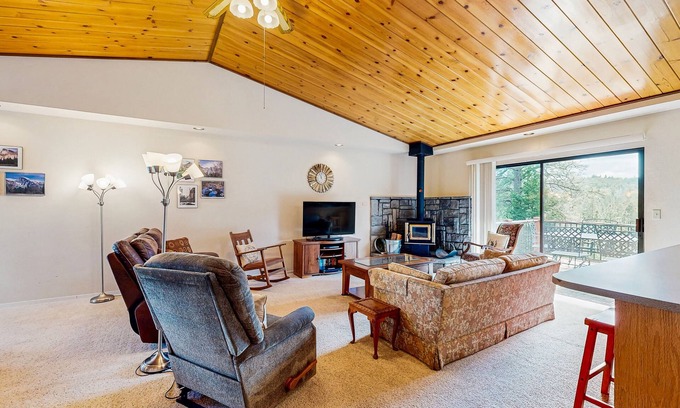 Groveland House | Welcoming home with lovely deck, view of trees - community pool & tennis