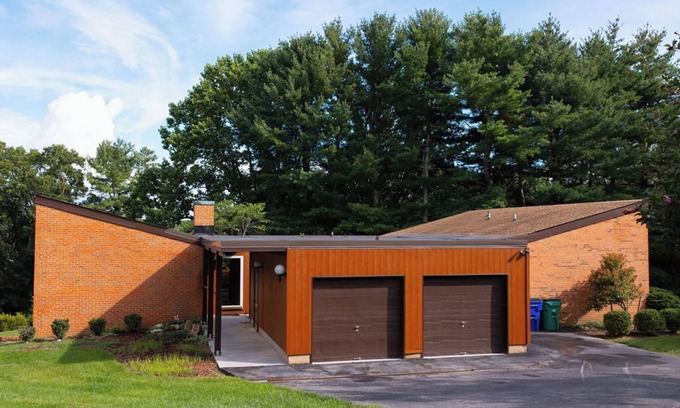 Grissom - Highland House | Welcoming MCM Retreat Minutes to Virginia Tech! Quiet, Spacious!