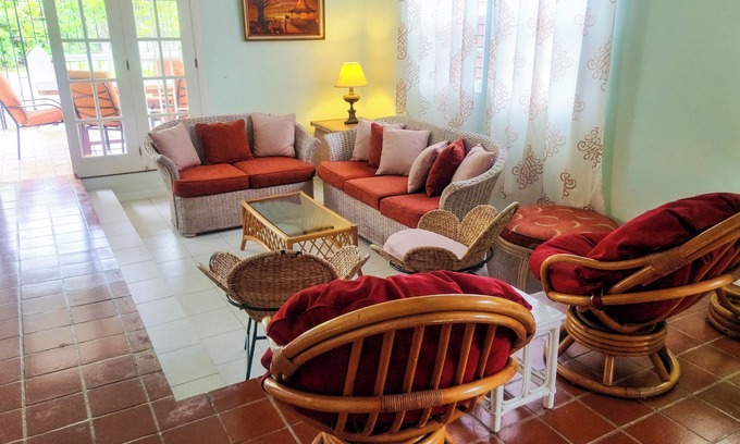Lascelles Villa | Welcoming Platinum Coast Villa Escape Holetown, 3 BR, 260m to beach (see video)!
